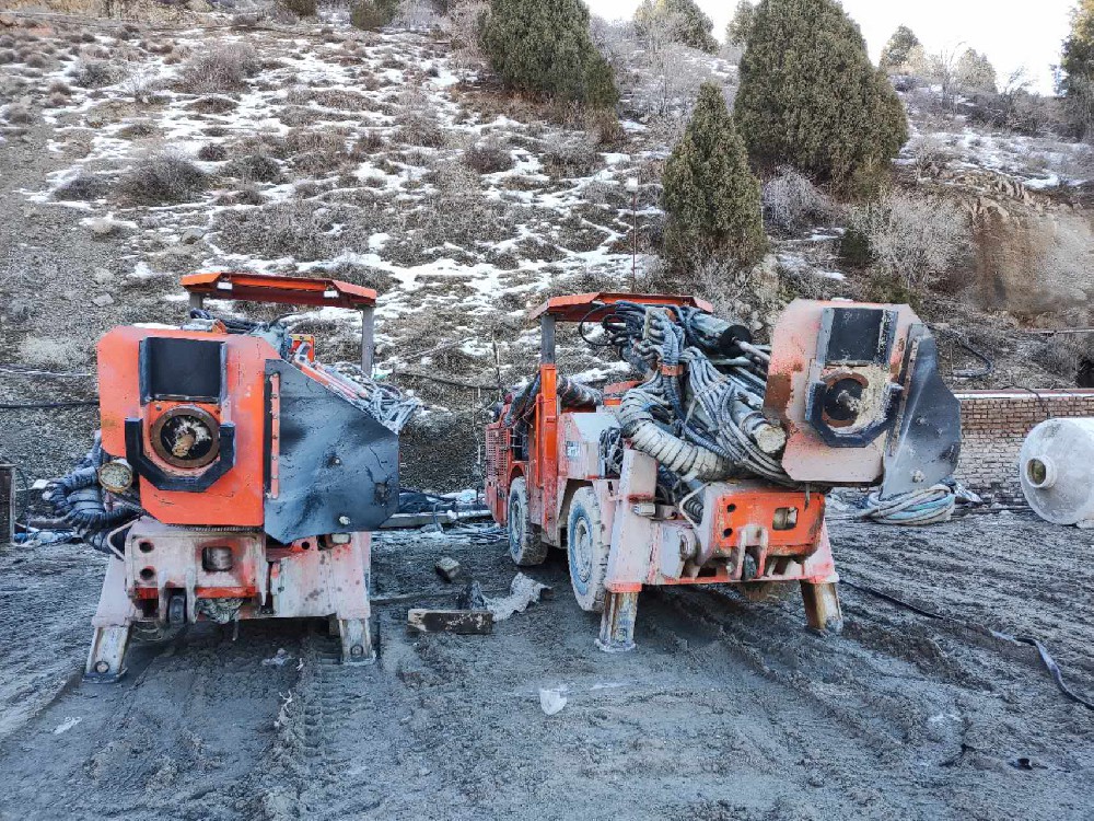 凯发k8一触即发两台中深孔采矿台车服务塔吉克斯坦铅锌矿